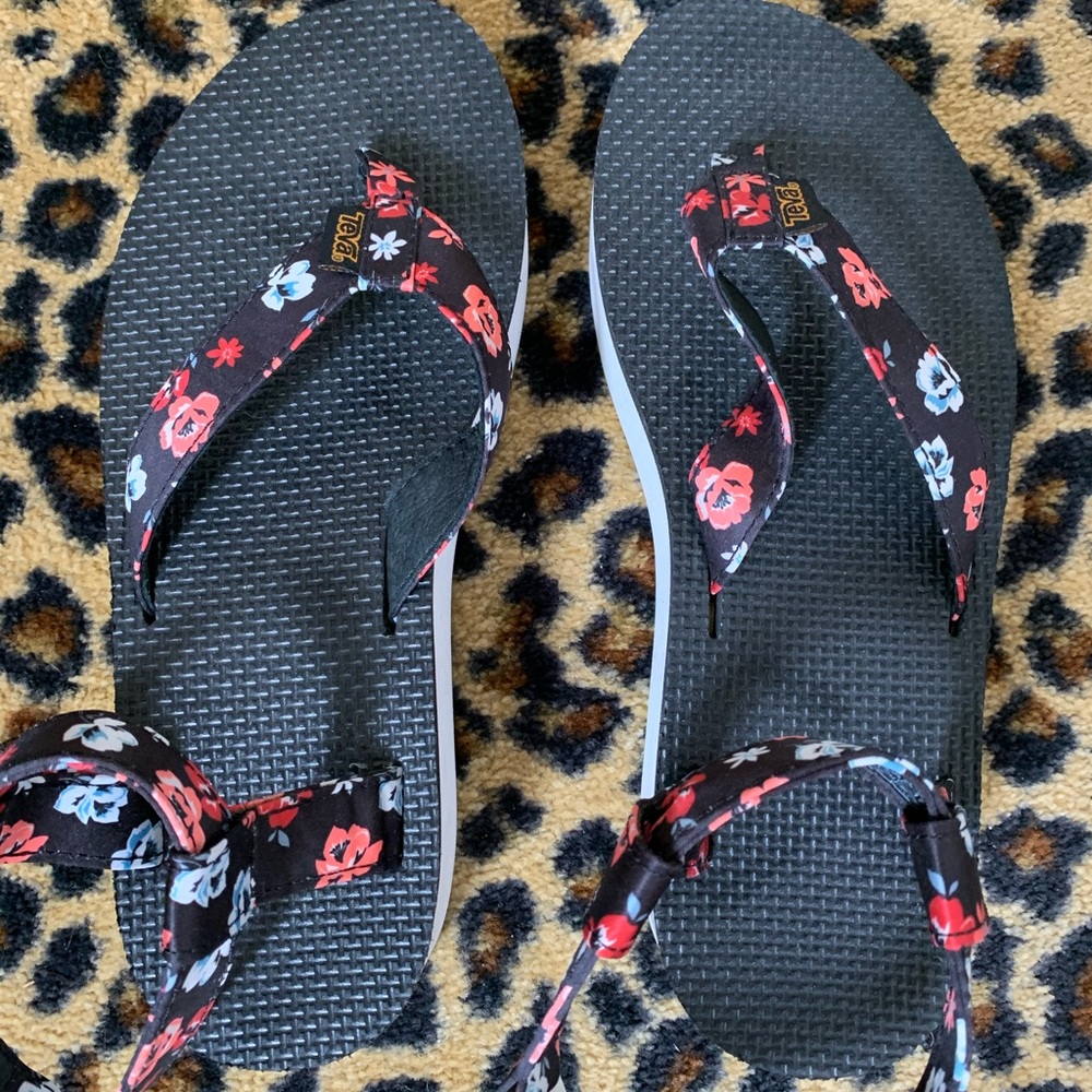 Brand New TEVA Flatform Floral Sandal